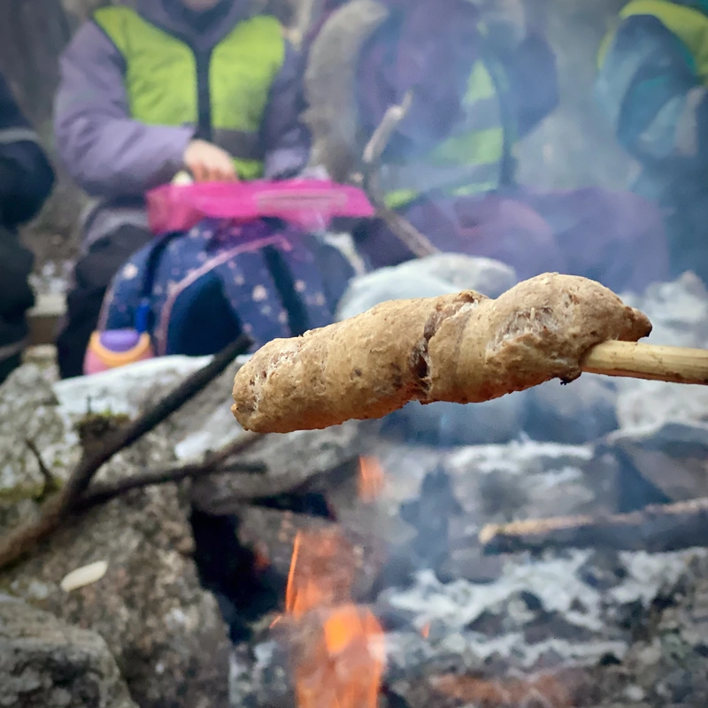 Vi lager pinnebrød på bål