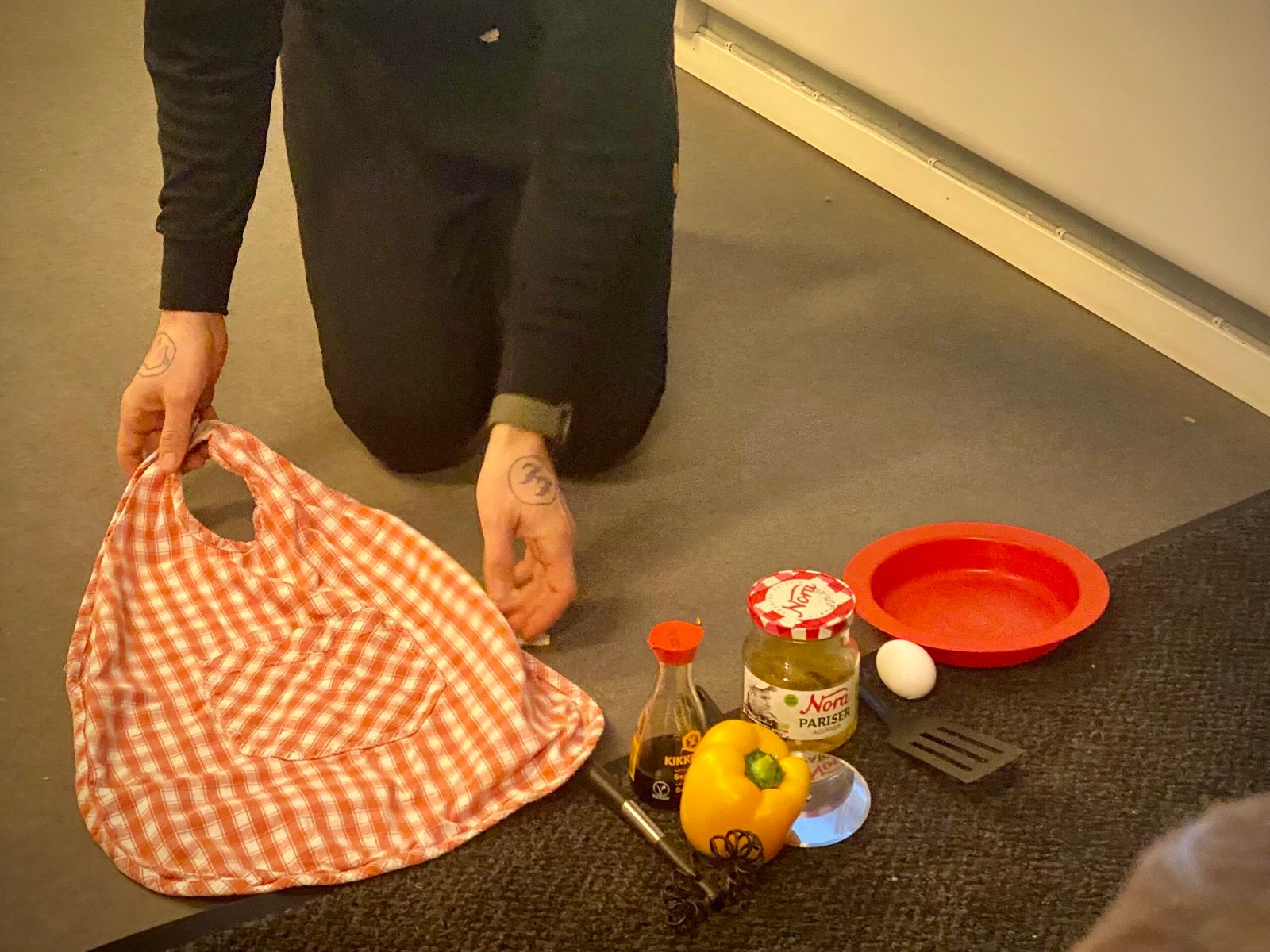 Kims lek med mat og kjøkkenredskaper