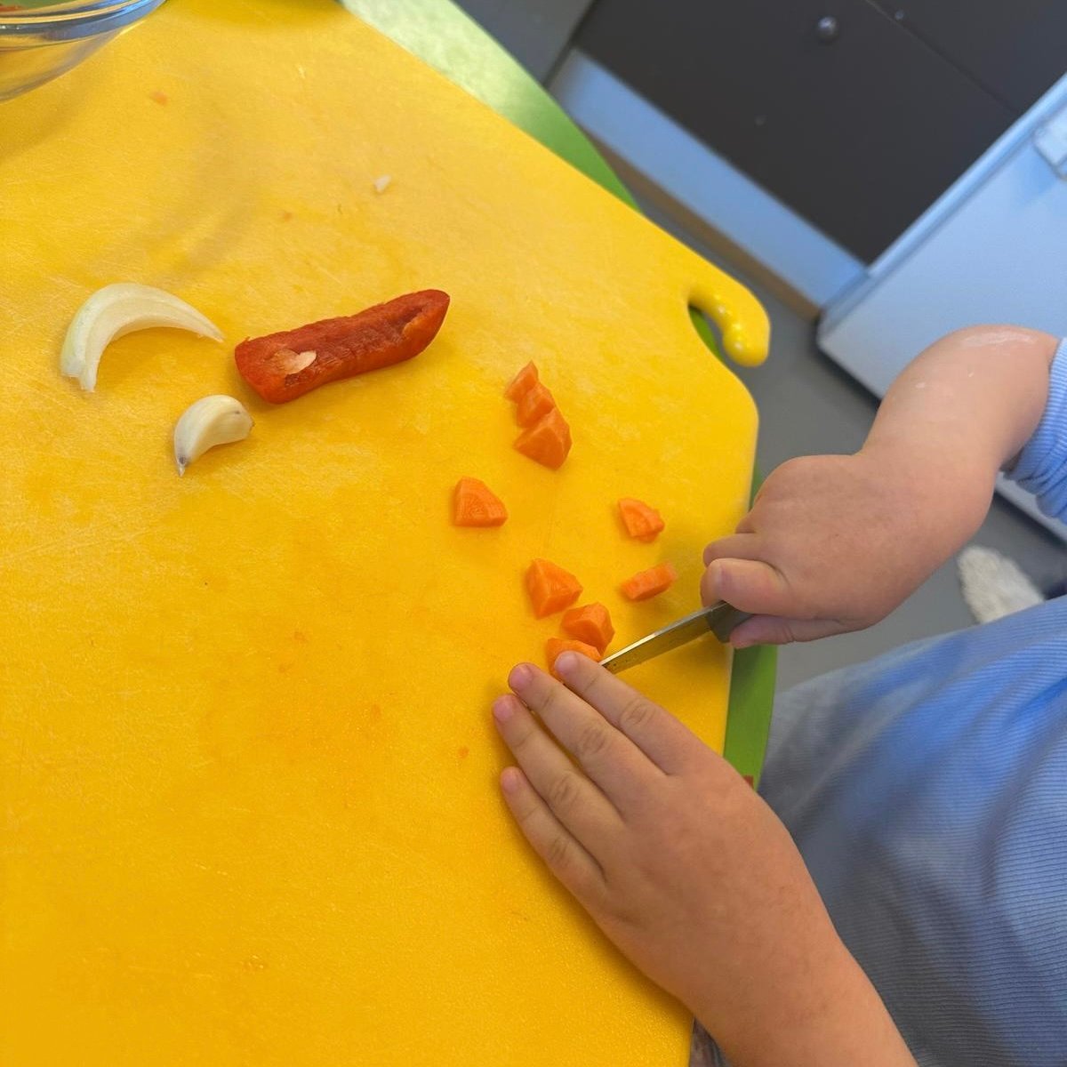 Tomatsuppe, hjemmelagde rundstykker og pinnebrød