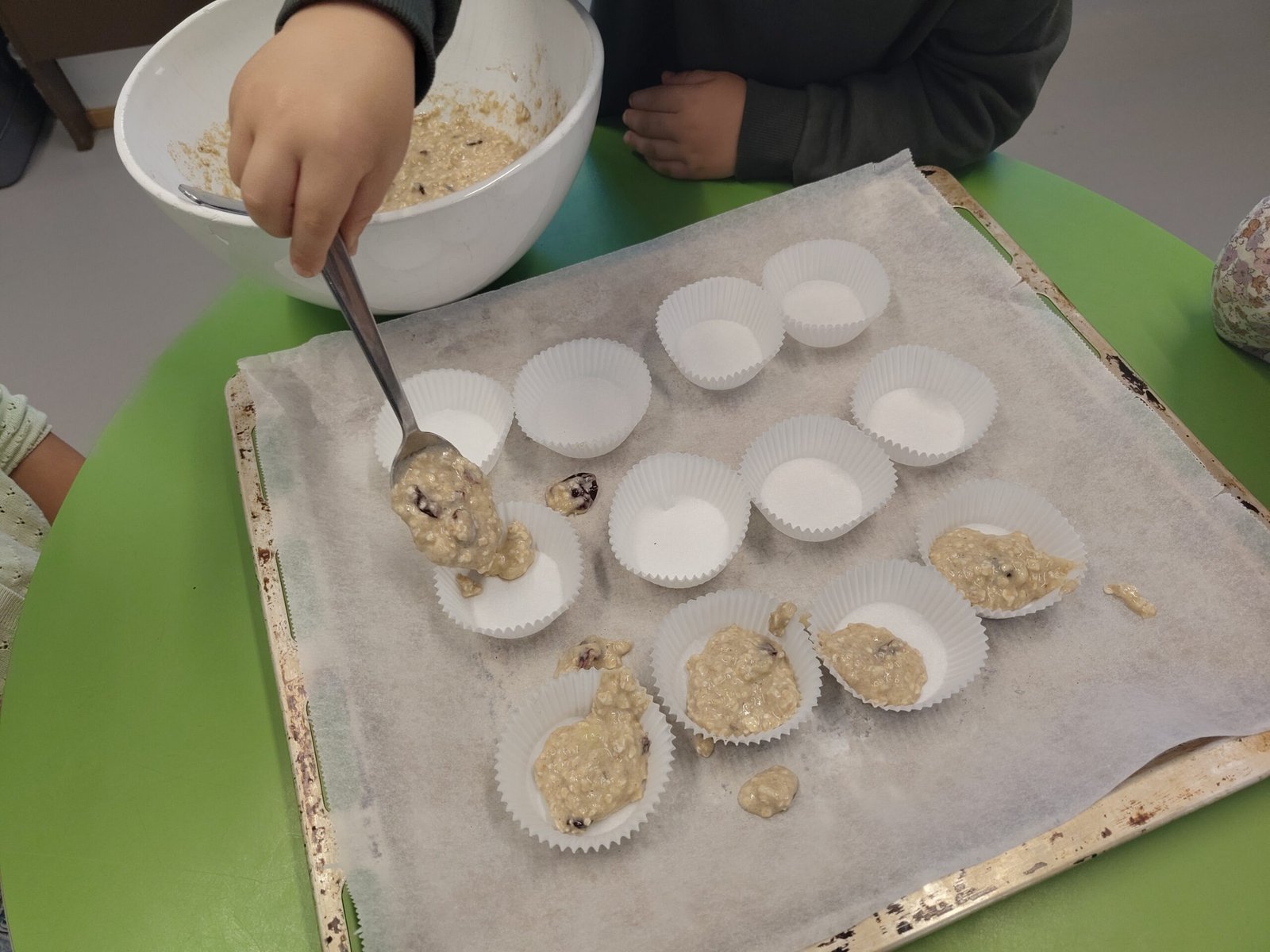 Haukene lager bananmuffins til dessert